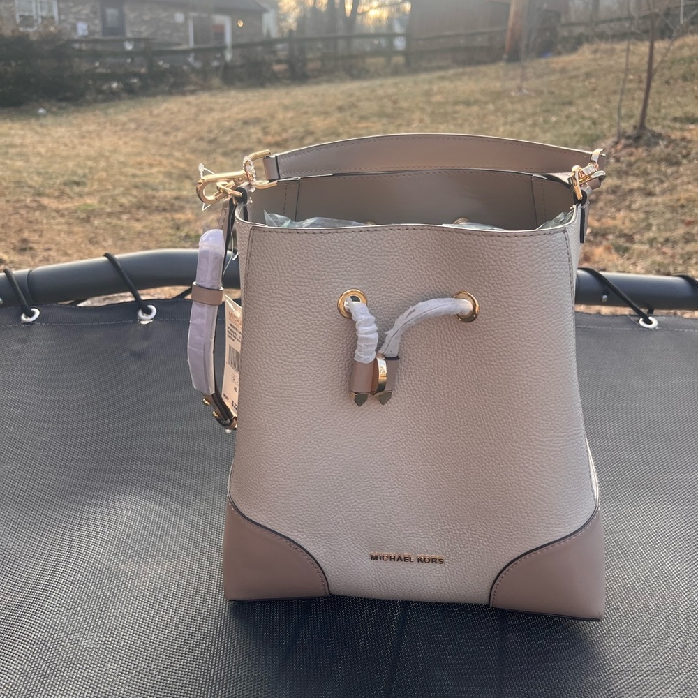 Michael Kors Mercer Gallery medium two-tone pebbled leather bucket bag - Picture 8 of 14